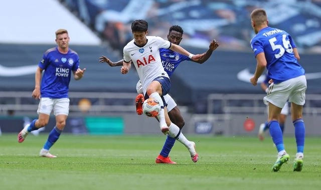 Son Heung-Min, del Tottenham gana el duelo por el esférico a Wilfred Ndidi, del Leicester. Foto Afp
