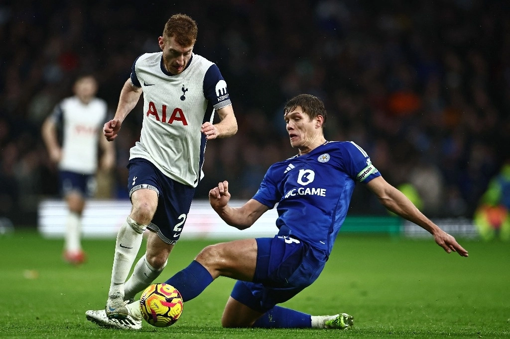 El centrocampista sueco del Tottenham Hotspur #21 Dejan Kulusevski (izq.) compite con el defensor danés del Leicester City #23 Jannik Vestergaard (der.) durante el partido de la Premier League inglesa entre el Tottenham Hotspur y el Leicester City en el Tottenham Hotspur Stadium en Londres, el 26 de enero de 2025. Foto Afp