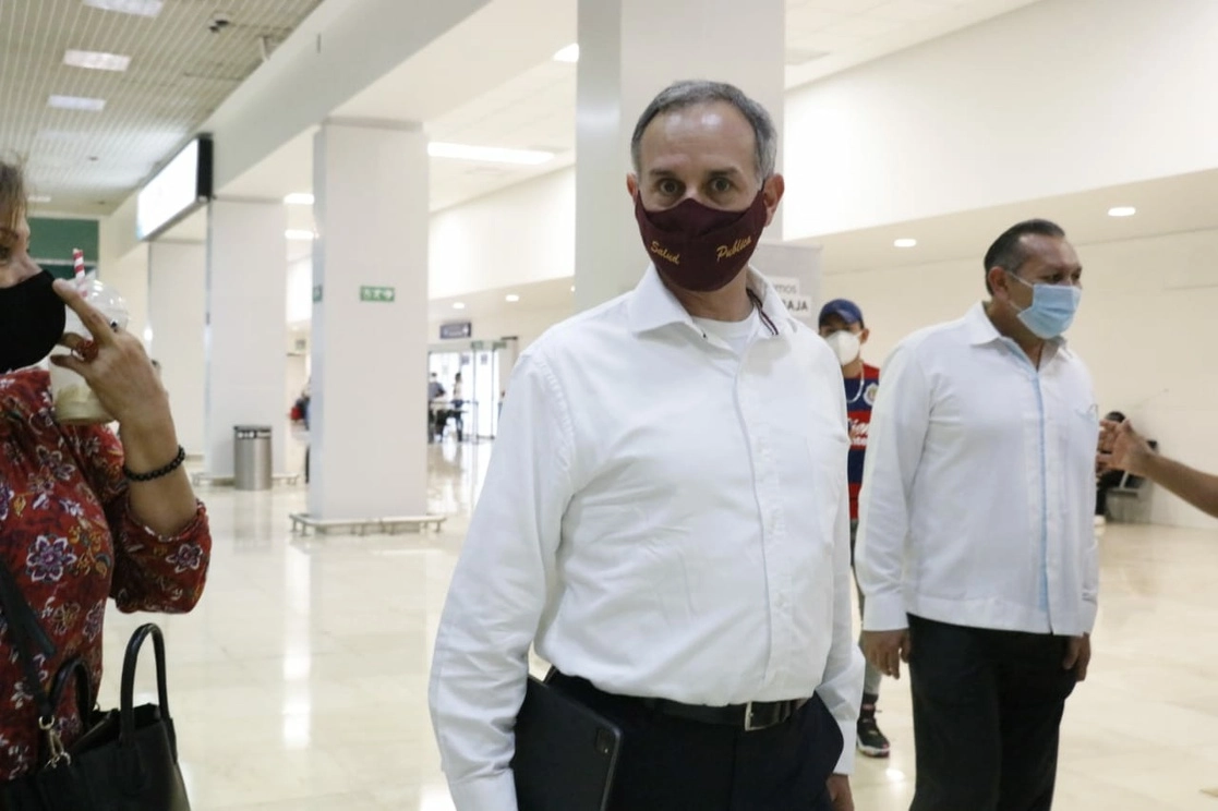 El subsecretario de Salud, Hugo López-Gatell durante su arribo al Aeropuerto Internacional de Mérida. Foto Luis A. Boffil Gómez