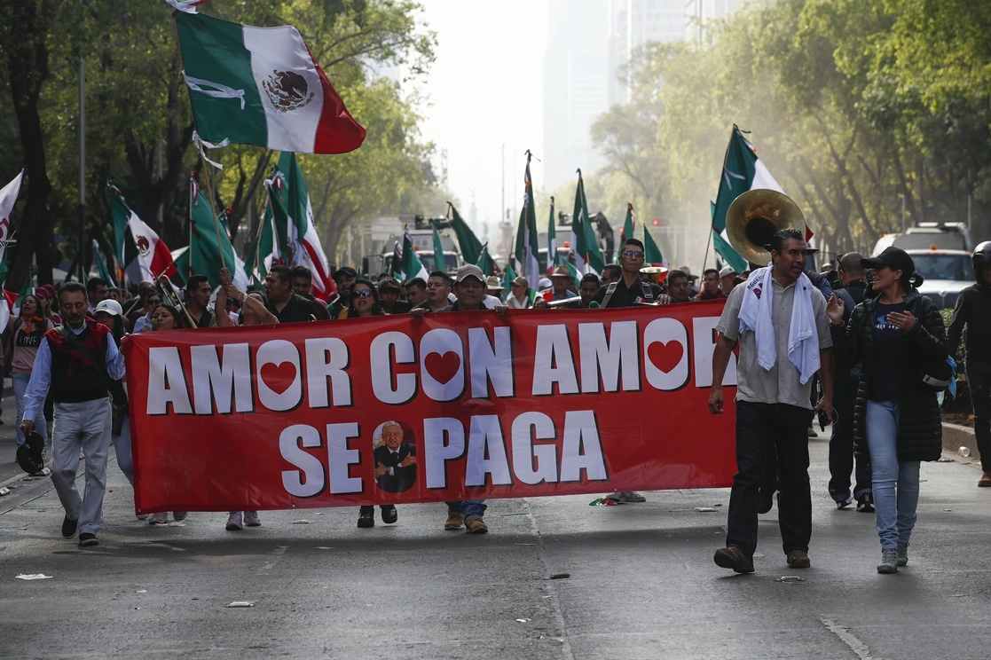 El odio nos une a quien odiamos y termina sometiéndonos –irre­mediablemente– a su voluntad; es por ello que la transformación del país apela a lo que el presidente López Obrador llamó la "república amorosa", una basada en la fraternidad. Foto Víctor Camacho / Archivo
