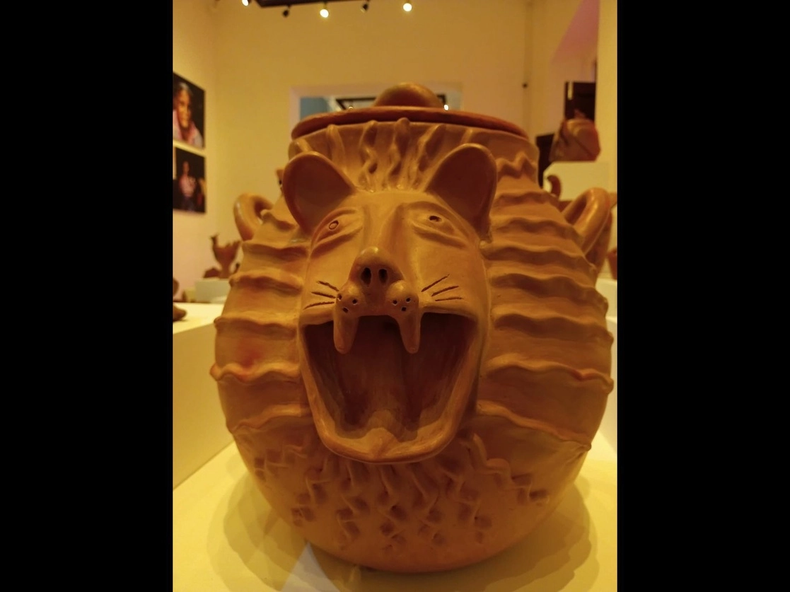 Por las salas del Museo de Arte Indígena Contemporáneo pulula una auténtica explosión de objetos que parecen hablar al visitante, desde comales, metates, vasijas, anafres y ollas, hasta una variedad de animales, como el jaguar de la imagen. Foto Justine Monter-Cid




