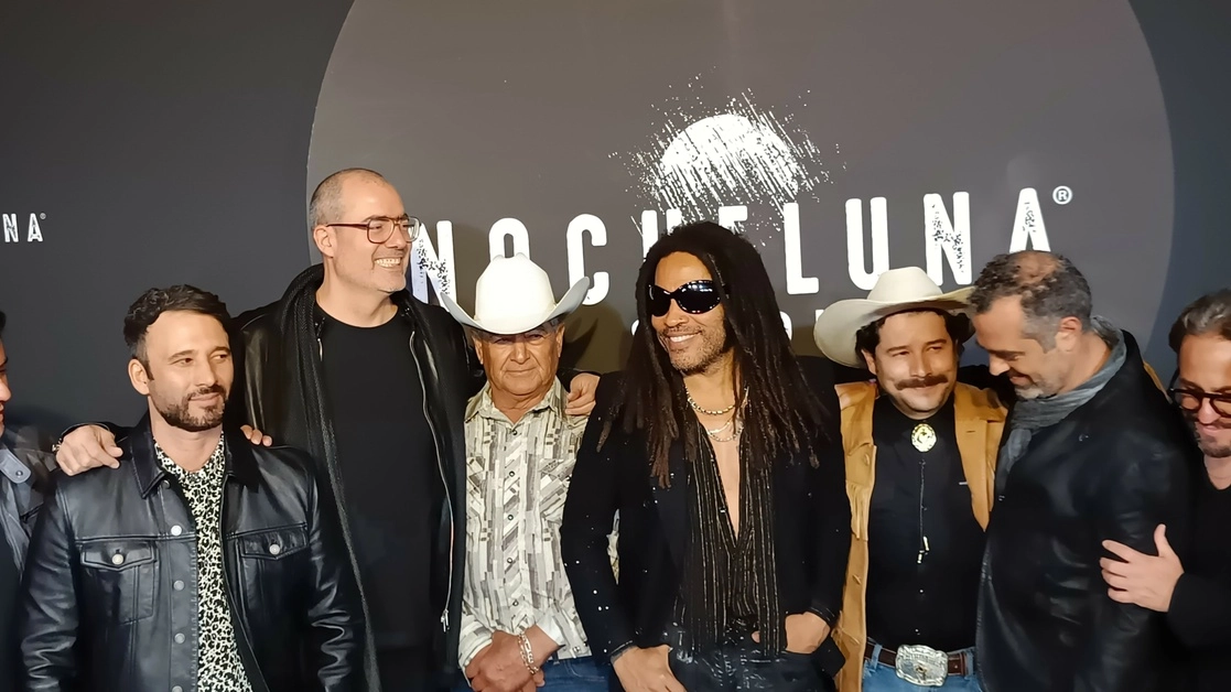 Su visita no era para ofrecer conciertos o anunciar nuevos proyectos, sino para respaldar a la bebida Nocheluna, un sotol elaborado artesanalmente en el desierto de Chihuahua. Foto cortesía