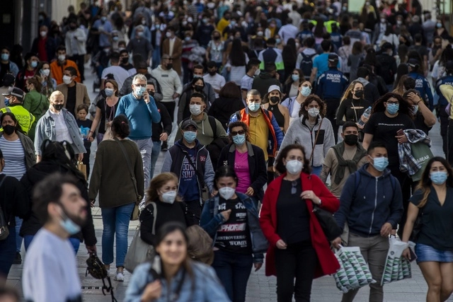 Personas caminan en el centro de Madrid, el 31 de marzo de 2021. España espera un incremento de casos por Covid-19. Foto Ap