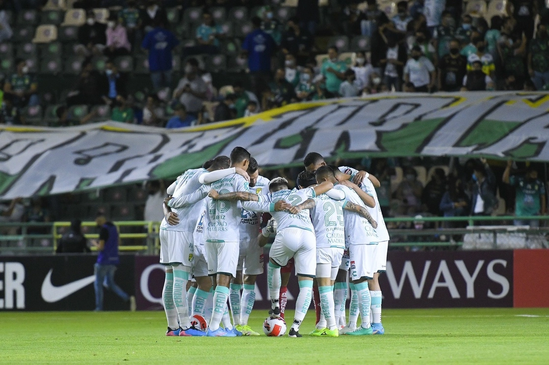 Jugadores del León durante el encuentro. Foto tomada de la cuenta de Twitter @clubleonfc