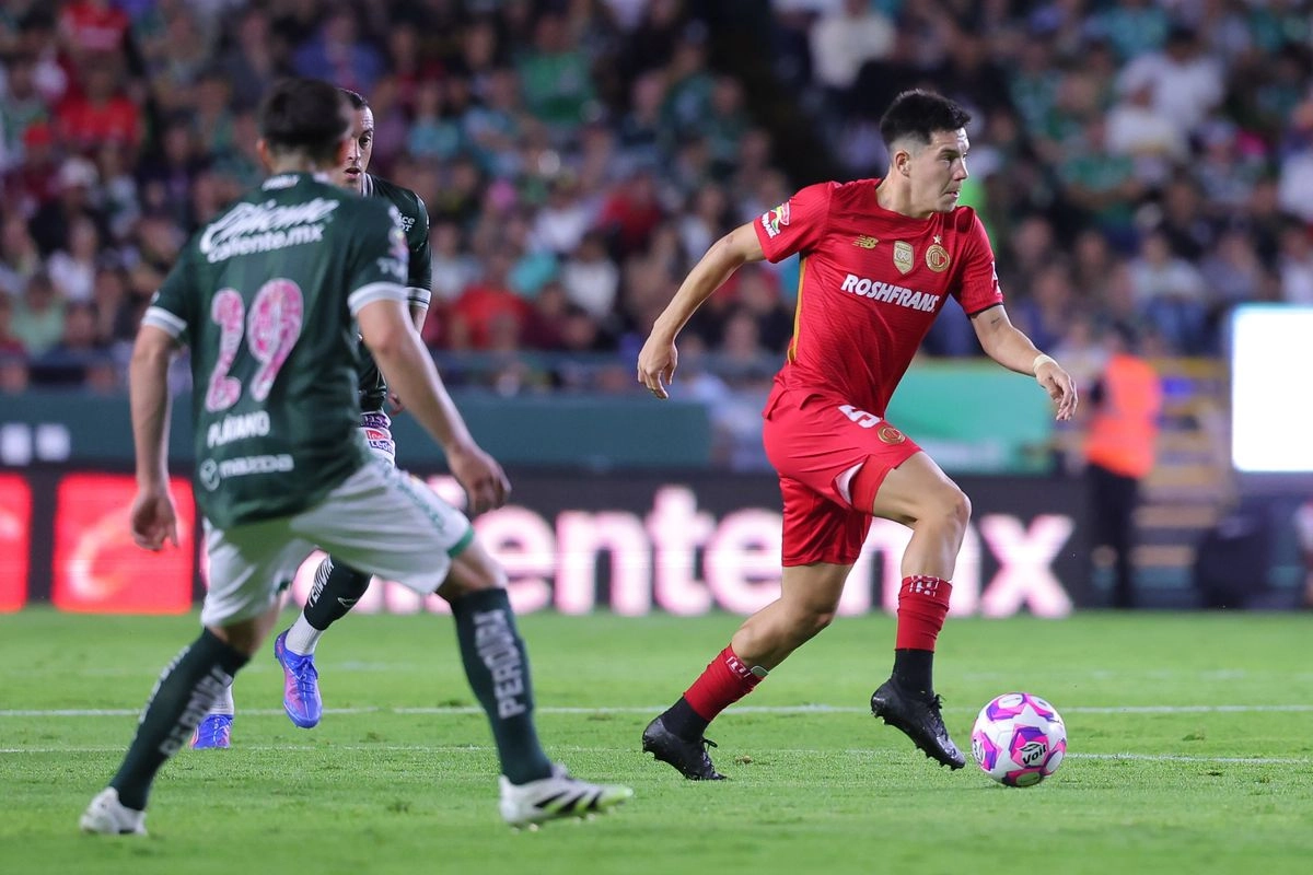 Los escarlatas marcaron el ritmo del juego desde los primeros minutos en el estadio Nou Camp cuando Jesús Angulo sacudió las redes apenas a los cuatro minutos. Foto 