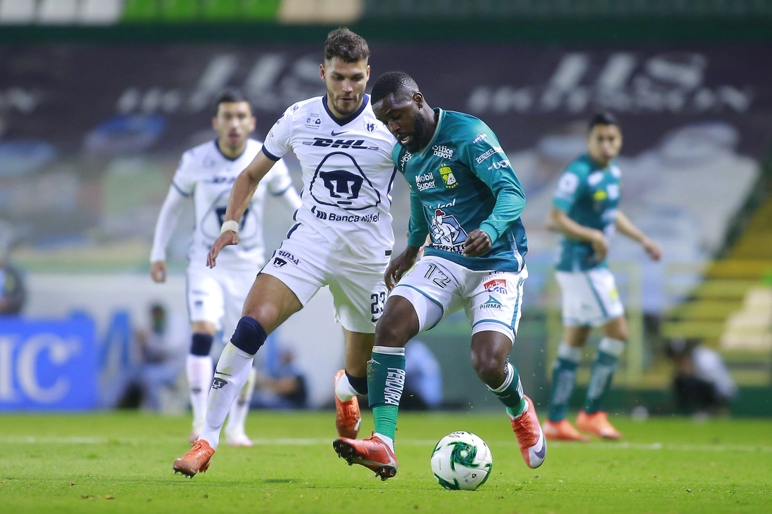 Nicolás Freire del Pumas y Joel Campbell del León disputan el balón durante el juego de vuelta de la Final del Torneo Guard1anes 2020. Foto César Gómez/Jam Media


