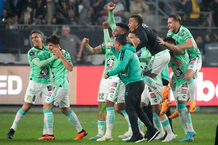 Jugadores del León celebran su triunfo. Foto Ap
