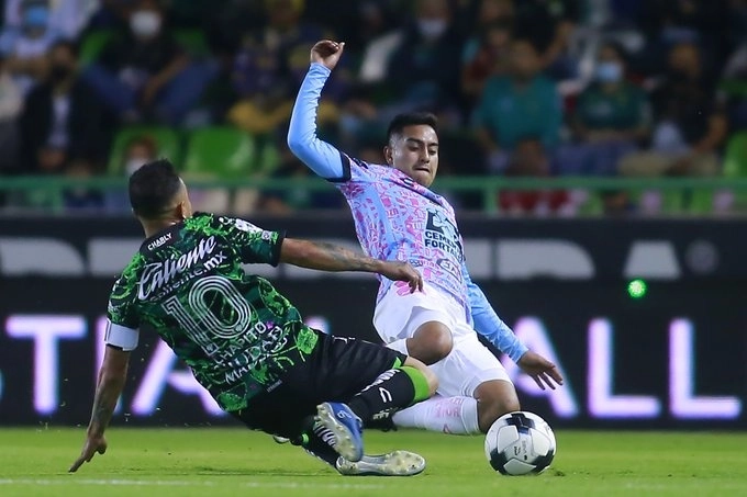 Una de las jugadas del encuentro. Foto @Tuzos