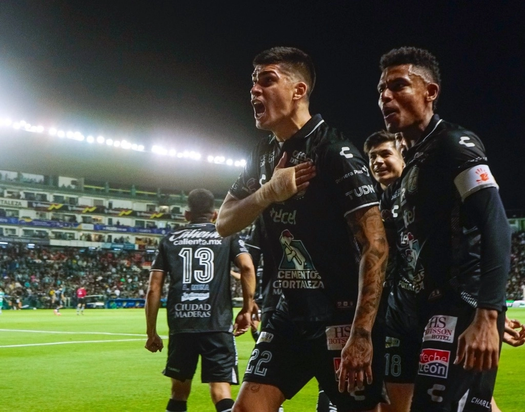 El León consiguió el octavo y último boleto a la liguilla del torneo Apertura 2023 al vencer 3-2 a Santos Laguna. Foto tomada de X @clubleonfc