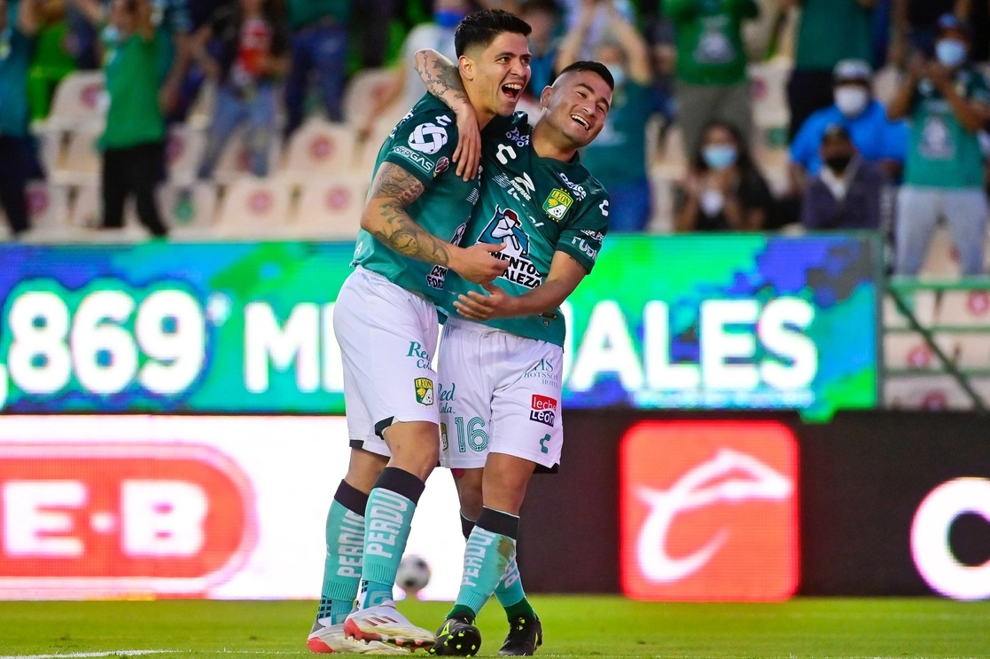 Víctor Dávila (izquierda) del León hizo un ‘hat trick’ en la fecha 17 del Apertura 2021 ante Necaxa. Foto Tomada del Twitter  @clubleonfc  