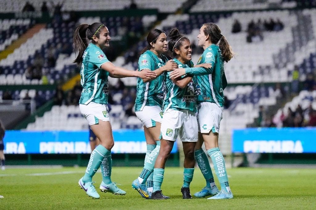 Otro error de la arquera se tradujo en el cuarto tanto del León ahora marcado por Lizbeth Ángeles. Foto @clubleonfemenil