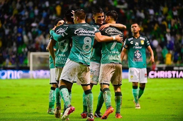Los jugadores de la fiera celebran uno de sus goles. Foto @clubleon_en