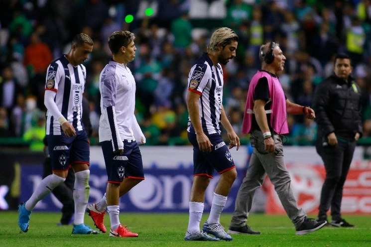 Los jugadores de Monterrey no pudieron retirarse más que avergonzados por no poder lograr su primer triunfo en la liga. Foto Jam Media