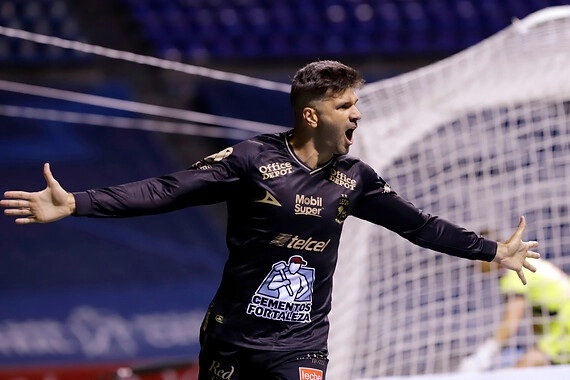 El delantero argentino Emanuel Gigliotti festeja su anotación durante el encuentro. Foto Jam Media