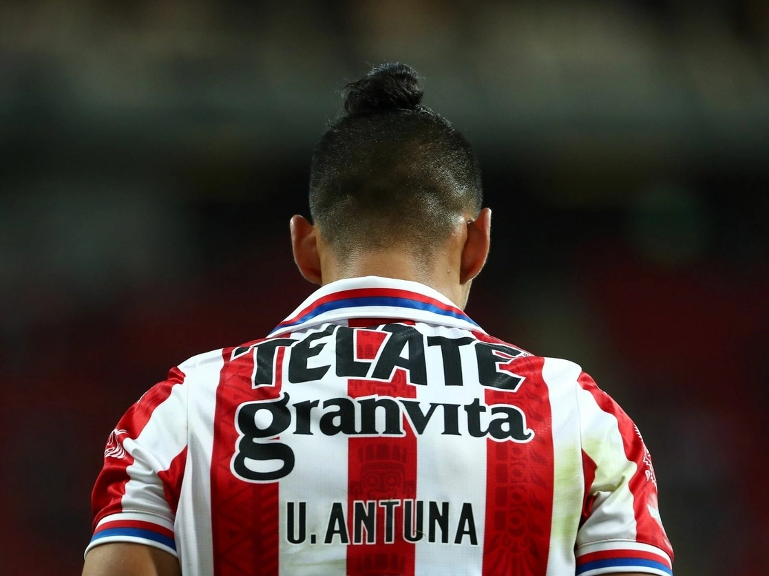 El atacante de las Chivas, Uriel Antuna, prometió total sacrificio en la cancha. En tanto, las autoridades civiles confirmaron que el partido contra León se realizará sin público. Foto tomada del Twitter de @AntunaUriel