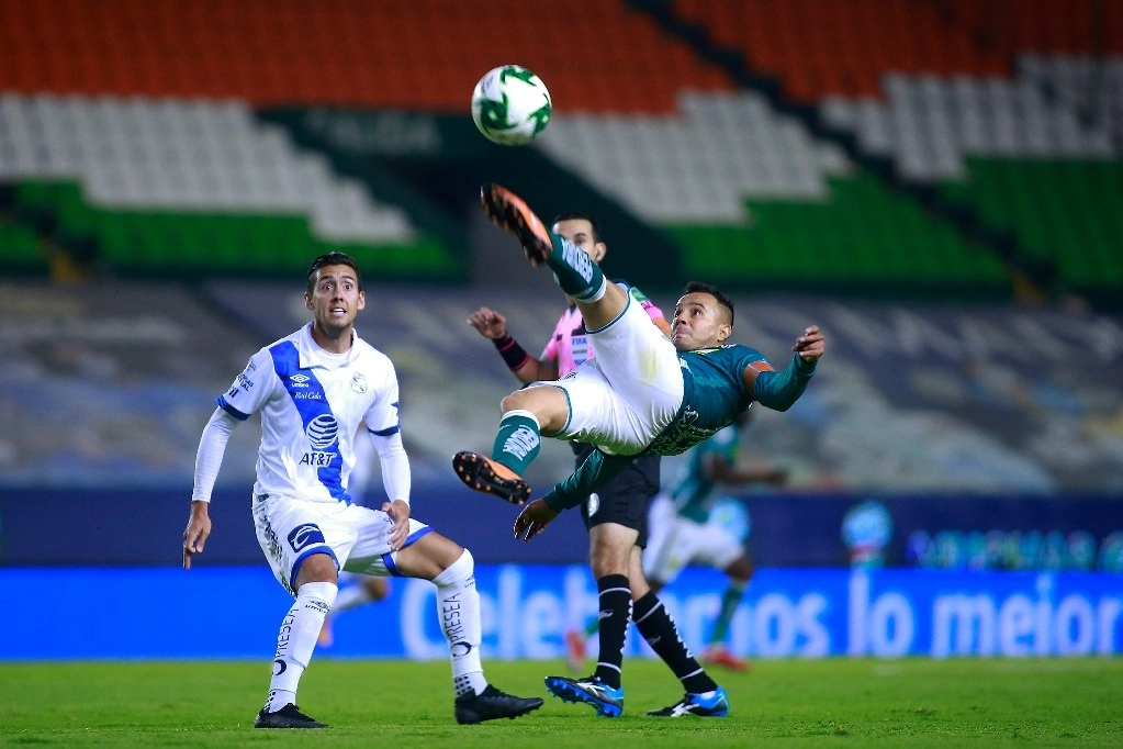 Javier Salas del Puebla y Luis Montes del León disputan el balón durante el juego. Foto Jam Media