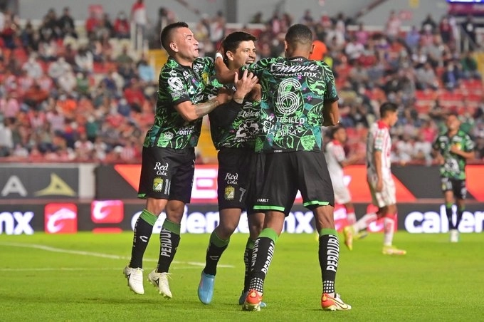 El jugador del León, Víctor Dávila (c) festeja su anotación con sus compañeros. Foto tomada de la cuenta de Twitter @clubleon_en