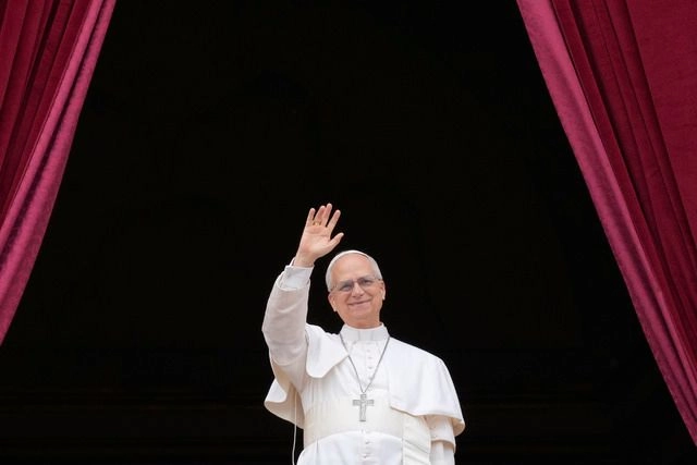 El Papa León XIV saluda a feligreses desde el balcón central de la Basílica de San Pedro en el Vaticano. Foto 