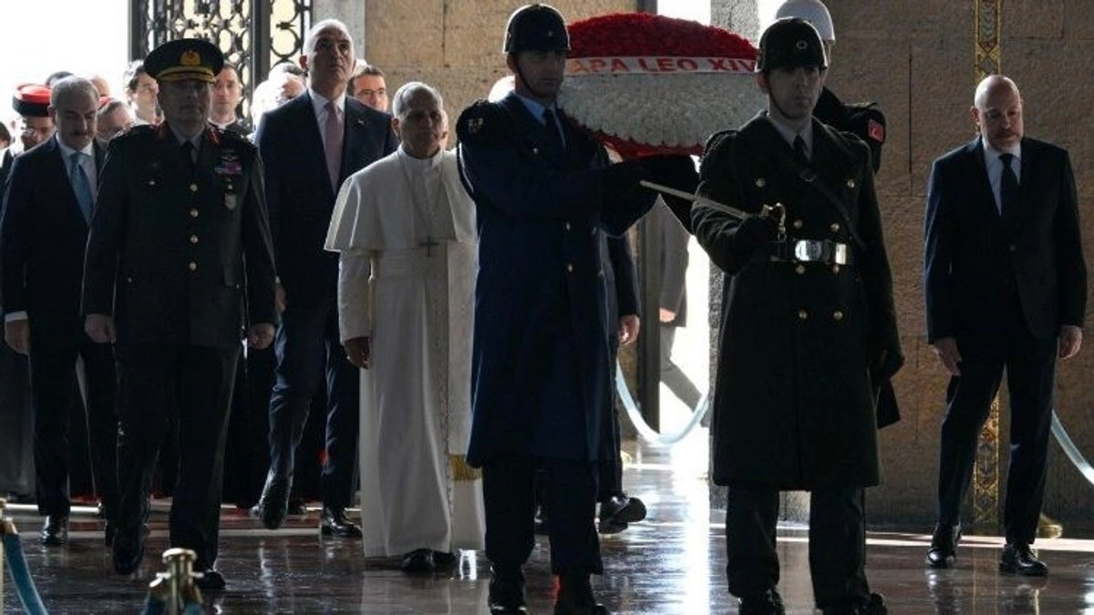 El Papa, mientras volaba a casa tras una visita a Turquía y Líbano, su primer viaje al extranjero, agregó que Washington debería buscar otras formas de lograr el cambio "si eso es lo que quieren hacer en Estados Unidos".

