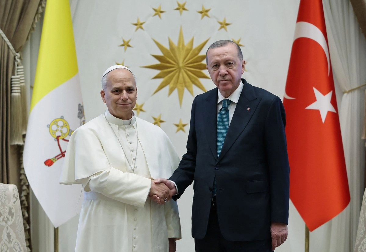 El papa León XIV y el presidente turco, Recep Tayyip Erdogan, durante una ceremonia oficial de bienvenida en Ankara, el 27 de noviembre de 2025. Foto Handout / Servicio de Prensa Presidencial Turco / 