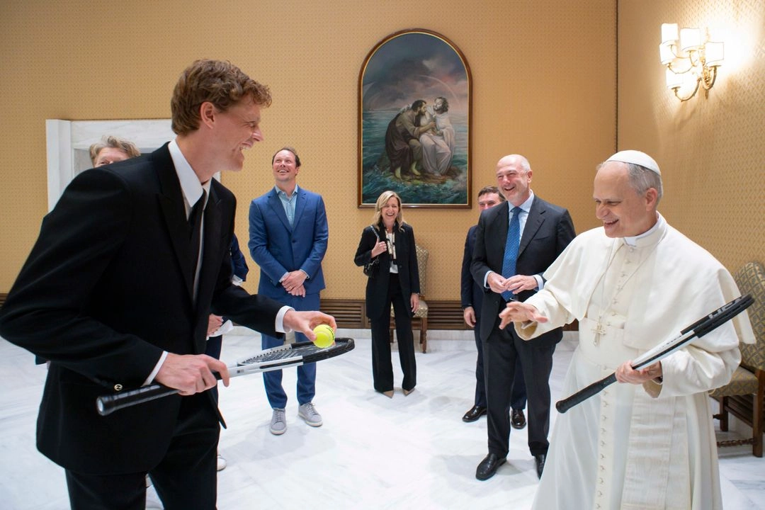 Sinner le regaló una de sus raquetas a León XIV y le preguntó si quería "jugar un poco". Mirando a su alrededor, en una sala ampliamente decorada con obras muy valiosas, el Papa contestó riéndose: "Mejor que no". Imagen del 14 de mayo de 2025. Foto Vatican Media vía 