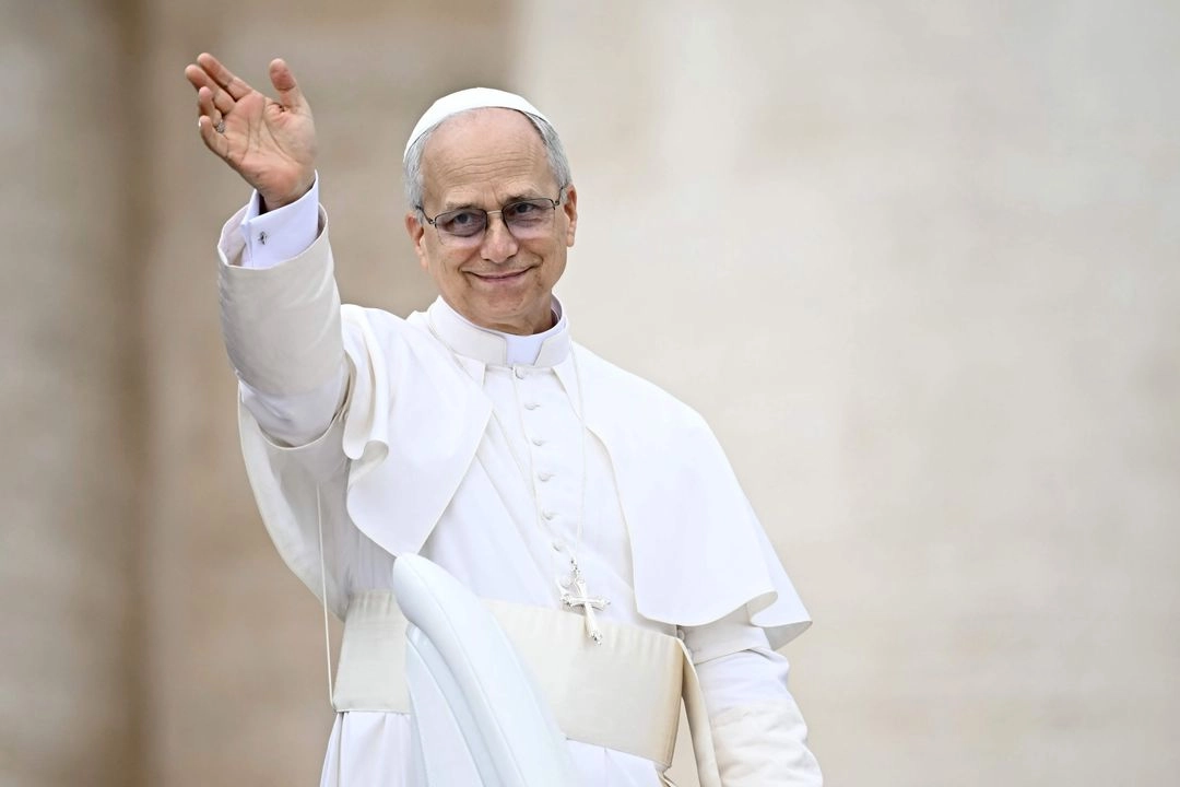 El papa León XIV saluda a la multitud al final de su primera audiencia general semanal en la Plaza de San Pedro en el Vaticano, el 21 de mayo de 2025. Foto