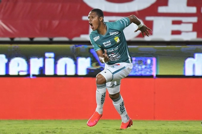 El jugador del León, Yairo Moreno festeja su anotación durante el encuentro. Foto tomada de la cuenta de Twitter @CITEC_Futbol