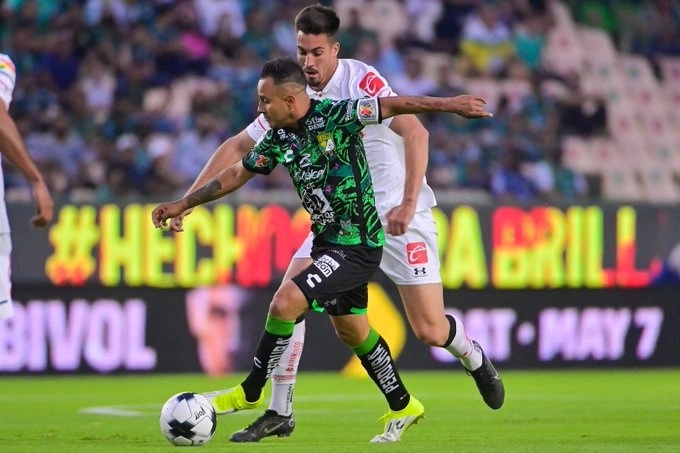 Una de las jugadas del encuentro. Foto @clubleonfc