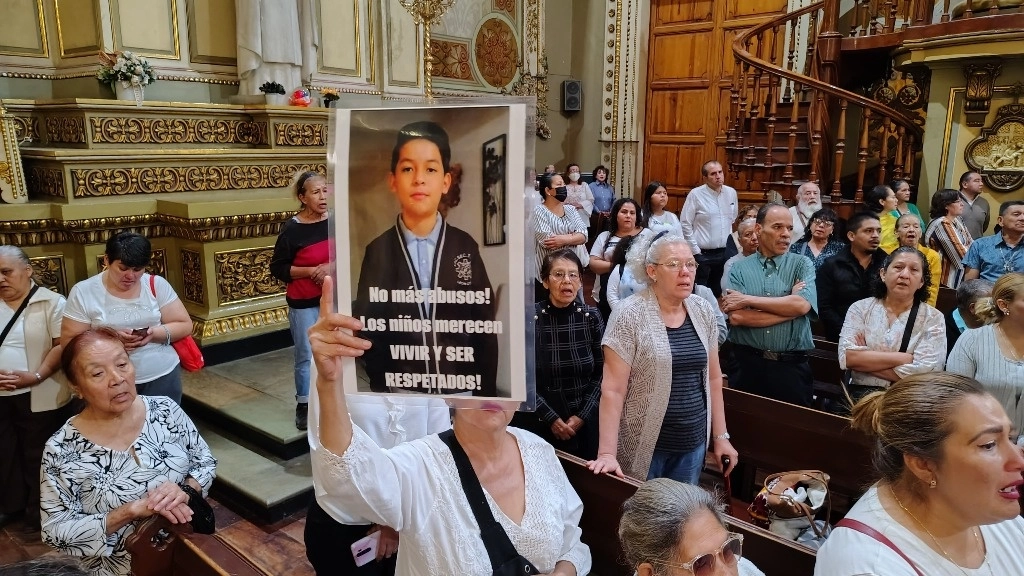 Miles de ciudadanos de León, Guanajuato asistieron a los funerales del niño Mateo, asesinato que ha causó indignación la ciudad. Foto Carlos García