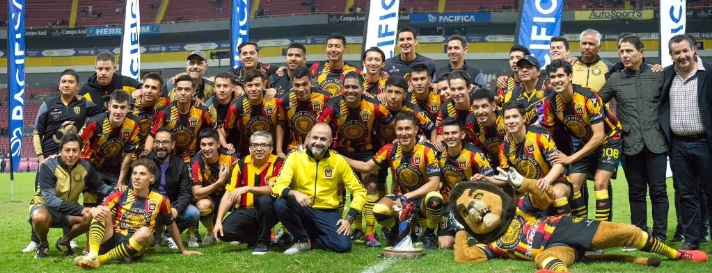 Los Leones Negros de la Liga de Expansión se impusieron ante Chivas 2-1 con un gol agónico para levantar la Copa Pacífica. Foto Facebook Leones Negros de la UdeG