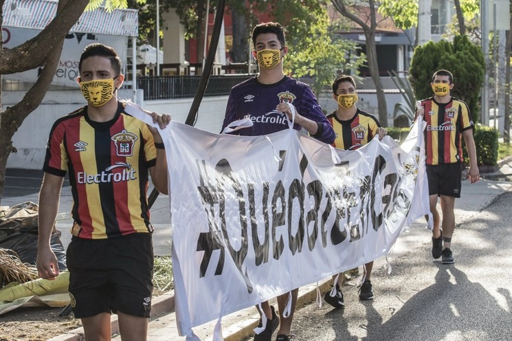 Leones Negros se manifestaron este viernes en calles de la Perla Tapatía. Foto tomada de Twitter @VikingoDavalos6
