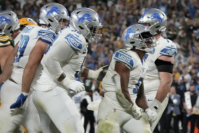 Jugadores de los Leones de Detroit durante una jugada en el encuentro. Foto Ap