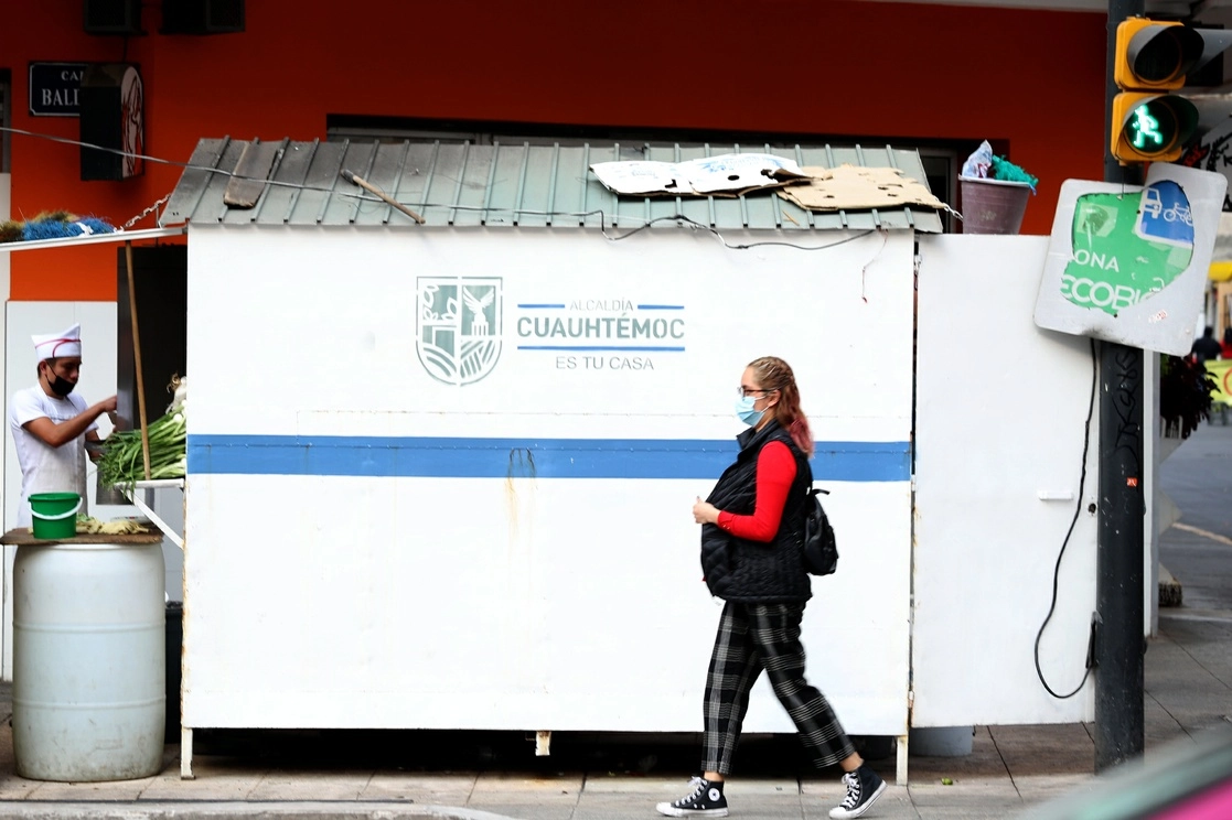 Clientes y locatarios se inconformaron por la nueva medida porque pierden identidad. Foto María Luisa Severiano