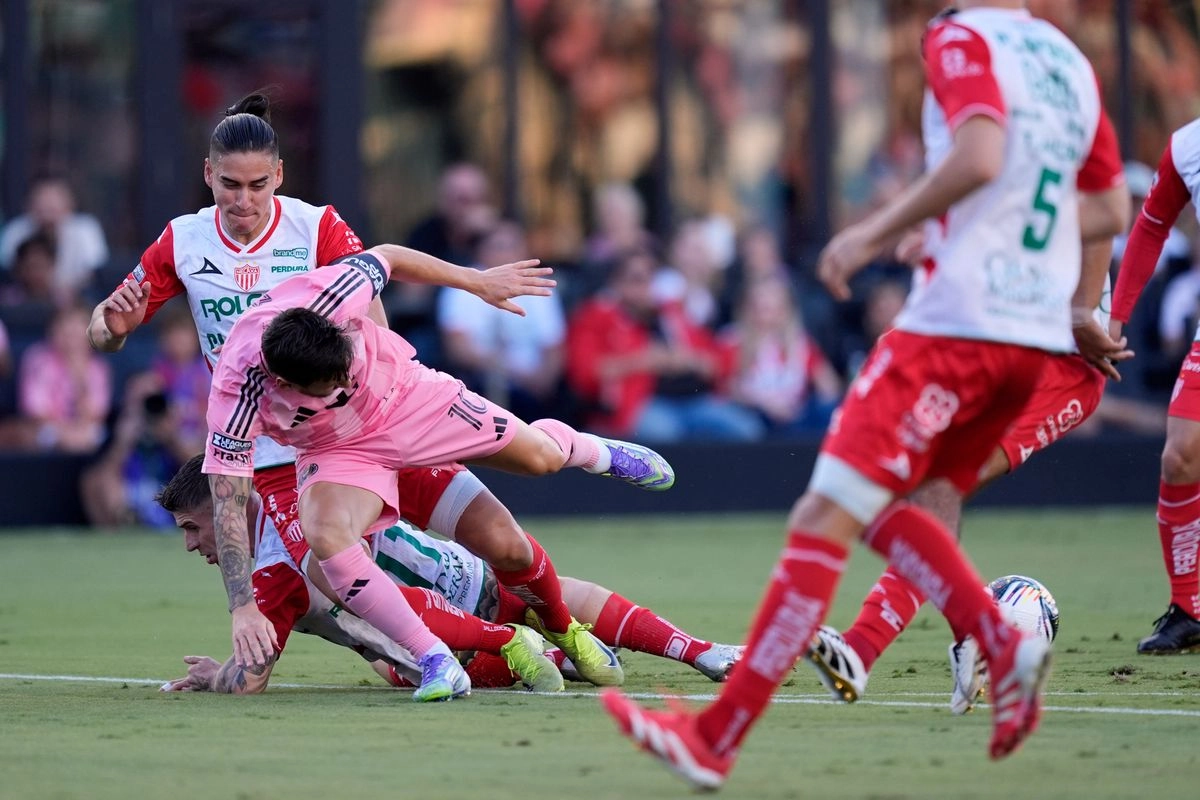 	El delantero del Inter de Miami, Lionel Messi (10), se cae en un choque con los defensores del Necaxa, Alexis Peña (arriba), y Cristian Calderón (abajo), durante la primera mitad de un partido de la Leagues Cup, el sábado 2 de agosto de 2025, en Fort Lauderdale, Florida.