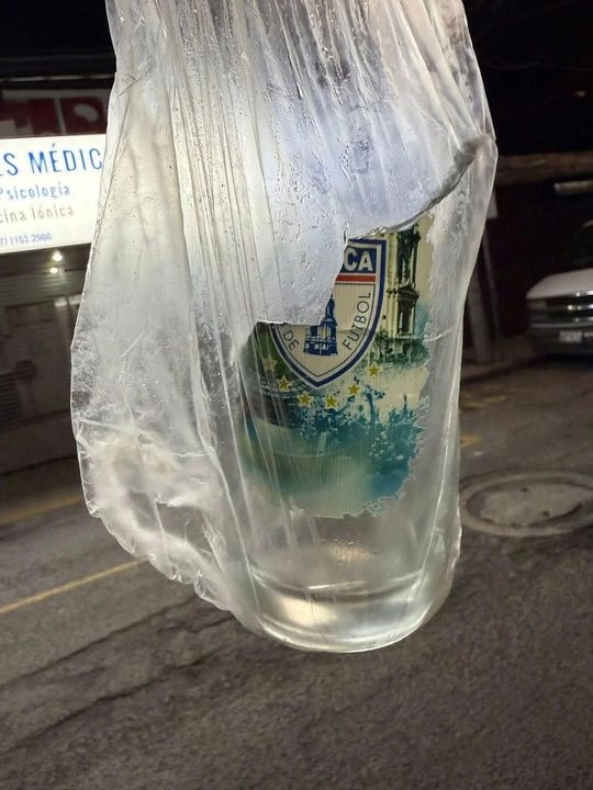 El proyectil era un vaso cervecero de vidrio grueso que por el impacto quedó destrozado, y tenía los logos del Club de Fútbol Pachuca. Foto 