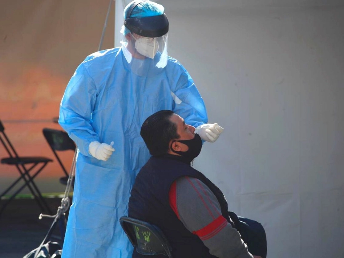Personal de salud realiza pruebas de detección de Covid-19 en el macro quiosco ubicado en la explanada del Metro Etiopía, en la Ciudad de México, el 27 de enero de 2021. Foto Cristina Rodríguez