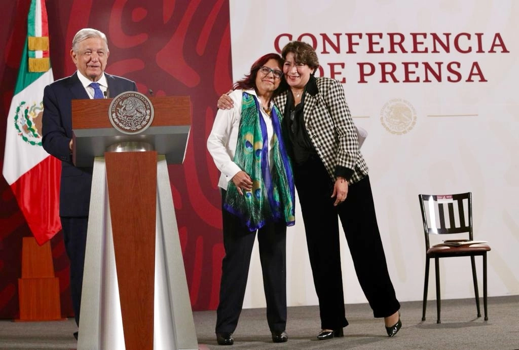 El presidente Andrés Manuel López Obrador anunció hoy que Leticia Ramírez, al centro, será la nueva secretaria de Educación en sustitución de Delfina Gómez (derecha). Foto María Luisa Severiano 