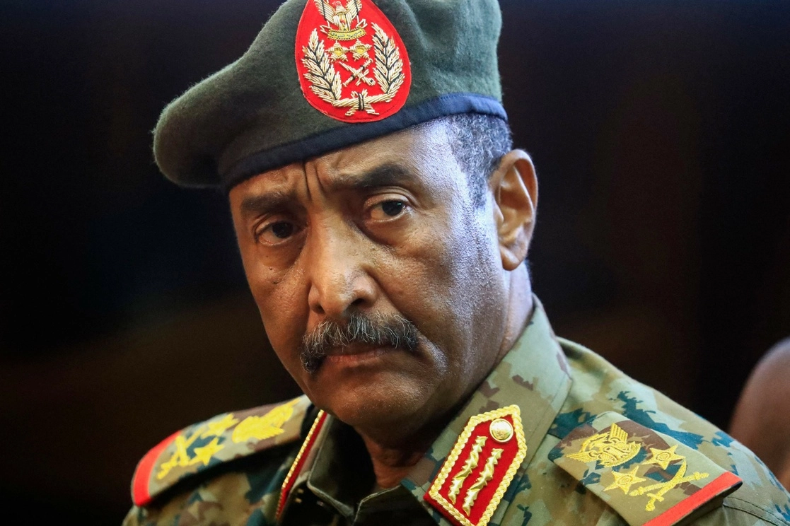 El máximo general del ejército de Sudán, Abdel Fattah al-Burhan, durante una conferencia de prensa en el Comando General de las Fuerzas Armadas en Jartum. Foto Afp