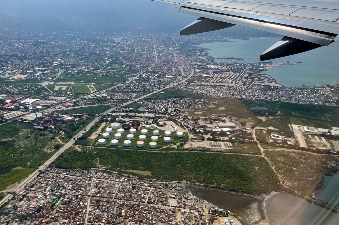Vista aérea del depósito de combustible en Puerto Príncipe que fue "tomado" durante dos meses por la pandilla G9, liderada por el ex policía Jimmy Cherizier. Foto Ap