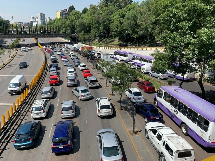 La circulación se restableció en ambos sentidos de Paseo de la Reforma, entre Lieja y Anillo Periférico, tras el bloqueo de comerciantes de esta mañana. Foto Alfredo Domínguez