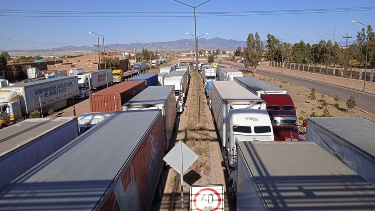 Trabajadores de la sección 65 del Sindicato Minero acordaron anoche en asamblea quitar el bloqueo de la carretera federal México 2, que comunica a Sonora con Baja California, Chihuahua y la frontera con Estados Unidos, informó su dirigente nacional, Napoleón Gómez Urrutia. Foto tomada de Twitter