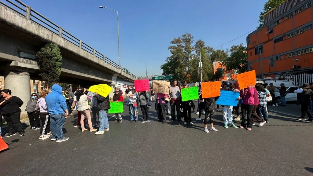 Se acordó que desde esta misma tarde pipas abastecerán la cisterna del edificio de la unidad para evitar que se queden sin agua este fin de semana. Foto Jair Cabrera.