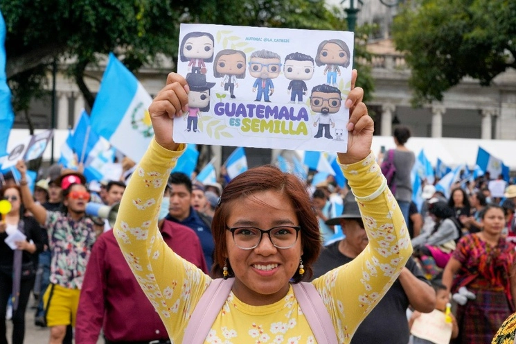 Respaldo en la capital guatemalteca al Movimiento Semilla, del presidente electo Bernardo Arévalo, el fin de semana. Foto Ap 