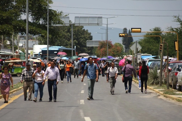 Profesores de la sección 22 del SNTE bloquearon calles y la terminal del ADO en la capital oaxaqueña. Foto Jorge A. Pérez