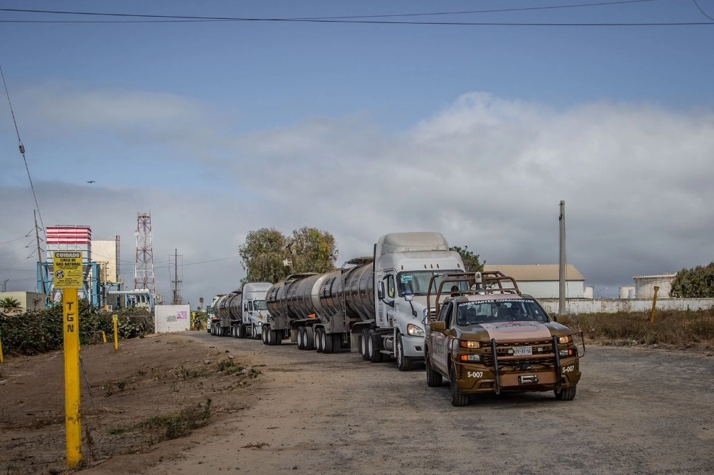 Pipas de gasolina de Pemex en Tijuana. Foto 'La Jornada' Baja California