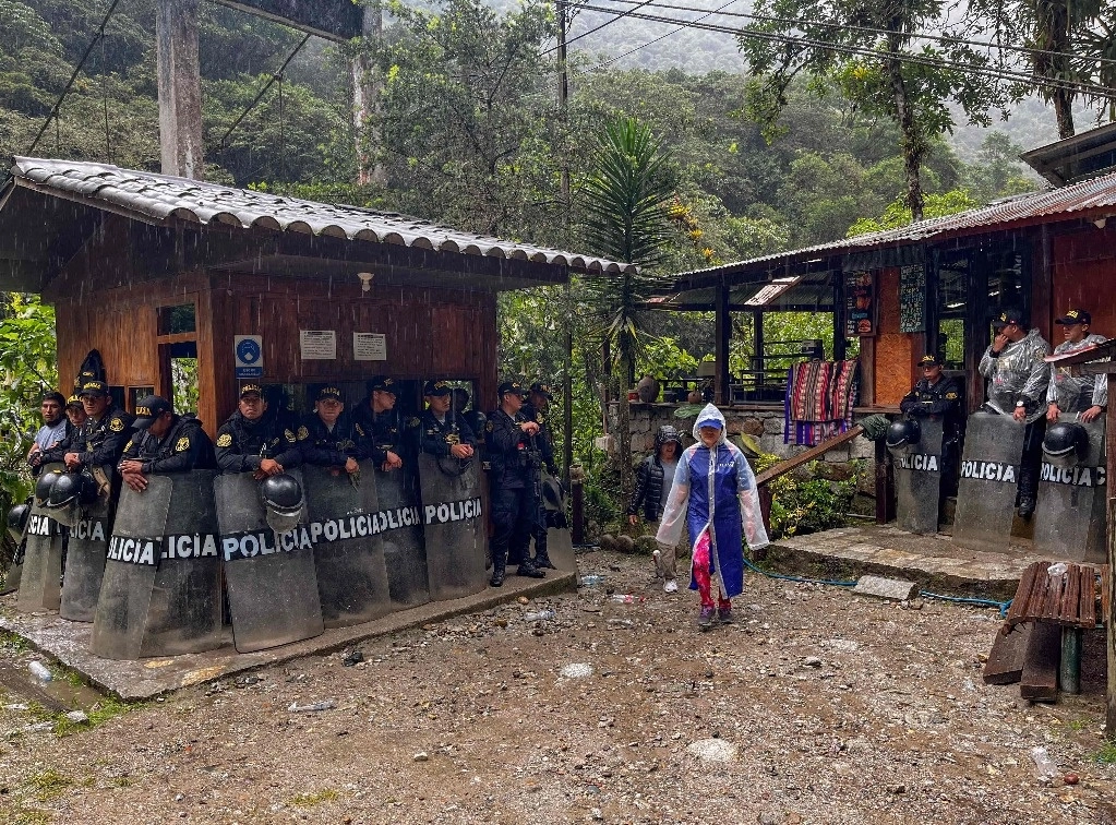 Policía antidisturbios custodia la entrada del tren que lleva a las ruinas de Machu Pichu, en Perú, el 28 de enero de 2024. Foto Afp 