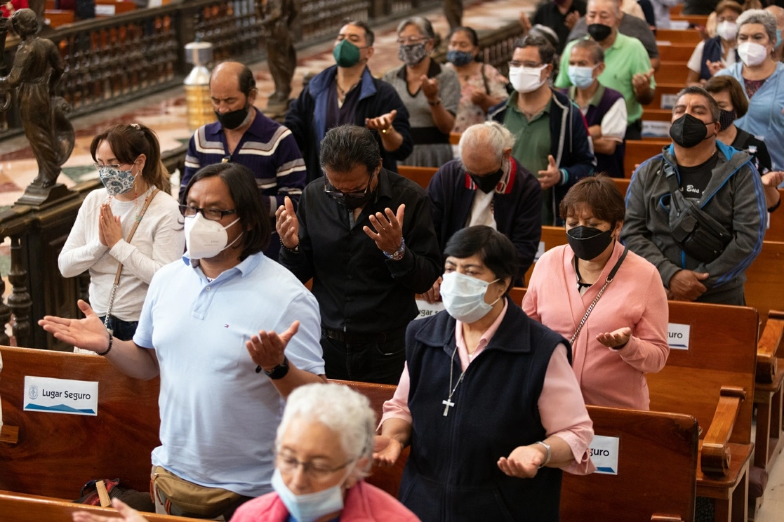 Personas durante una misa en la Catedral Metropolitana de la CDMX en imagen de archivo. Foto Pablo Ramos