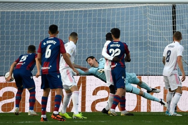 El delantero del Levante Roger Martí logró enmendar su fallo desde el punto de penal y marcó el gol de la victoria por 2-1 este sábado en partido de Liga ante el Real Madrid. Foto Afp
