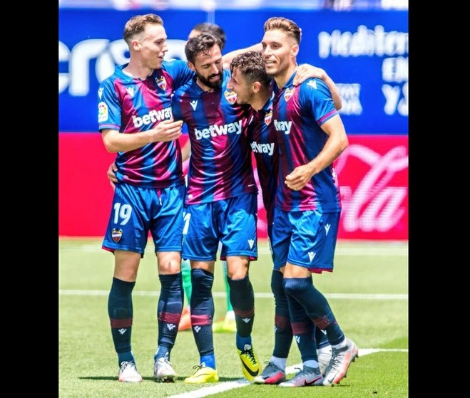 El Levante celebra la victoria ante el Real Betis, lo que asegura de manera virtual su permanencia en La Liga. Foto Tomada del Twitter @LevanteUD