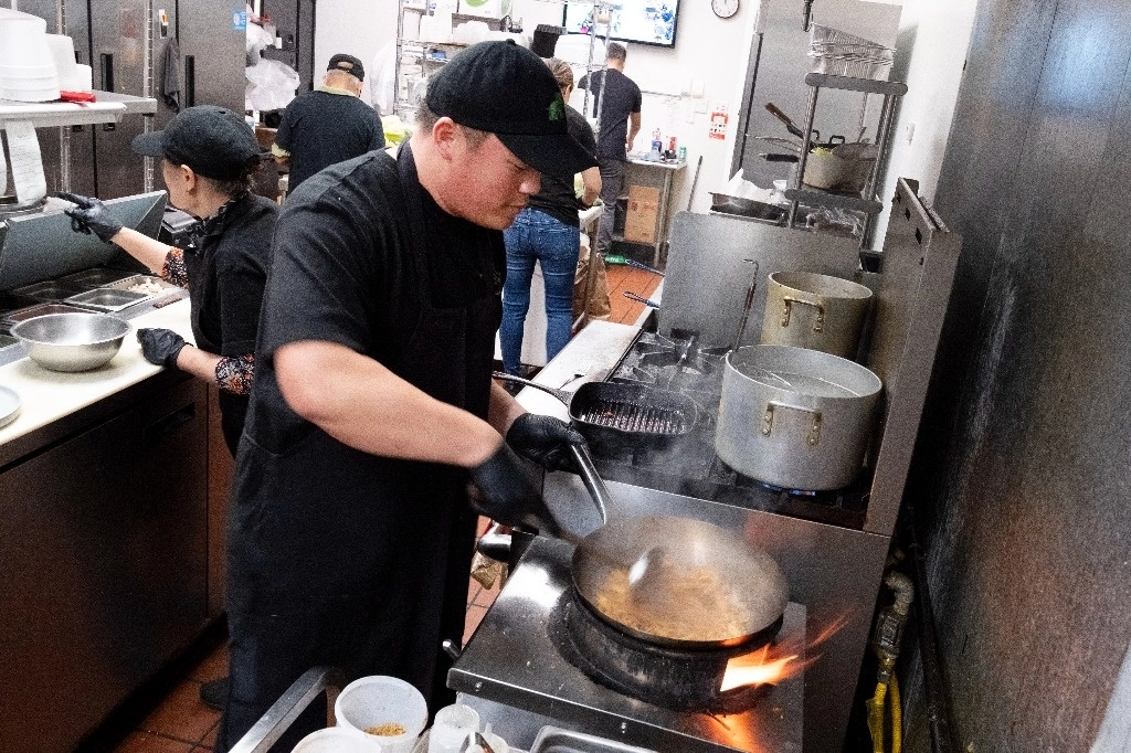 Preparación de alimentos en un restaurante de Estados Unidos. Foto Ap